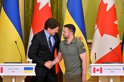 Thủ tướng Canada bất ngờ thăm Ukraine, cam kết viện trợ quân sự thêm 500 triệu USD