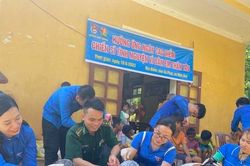Cắt tóc, gội đầu diệt chí cho trẻ em ở tộc người ngủ ngồi miền núi Nghệ An