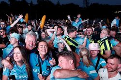 Fan Man City phát cuồng khi đội nhà lên tột đỉnh vinh quang