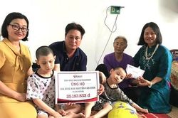 Trao hơn 35 triệu đồng đến người bố đơn thân nuôi hai con bị bại não bẩm sinh