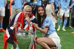 Haaland ăn mừng vô địch Champions League cùng bạn gái xinh đẹp