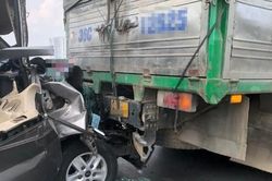 Cảnh sát dùng máy cắt sắt giải cứu 2 người mắc kẹt trong ô tô trên Vành đai 3