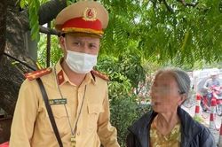Cụ bà 76 tuổi đi lạc trên cầu Chương Dương, được CSGT tìm người thân