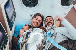 Pep Guardiola và dàn sao Man City khoe cúp 'cực lầy' trên máy bay