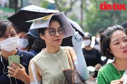 Phụ huynh 'đội nắng' nóng lòng đợi con thi vào lớp 10