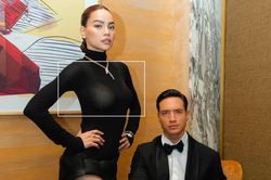 Hồ Ngọc Hà bị đèn chiếu rõ 'phụ tùng' khi tạo dáng quyến rũ cạnh Kim Lý