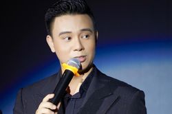 Đông Hùng - Top 4 Vietnam Idol 2014 trải lòng sau biến cố 'gánh nợ' cho mẹ, từng bán hoa quả để kiếm sống