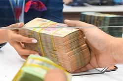 Người dân tăng gửi tiền vào ngân hàng