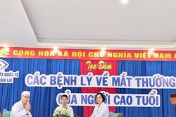 Trên 100 người cao tuổi Pleiku tham gia tọa đàm các bệnh lý về mắt