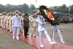 Đoàn đại biểu Công đoàn CAND báo công, vào Lăng viếng Bác