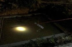 Vui đùa cùng bạn, bé trai rơi vào hố nước công trình tử vong