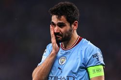 Cầu thủ Man City rơi nước mắt, HLV Guardiola vỡ òa cảm xúc vô địch Cúp C1