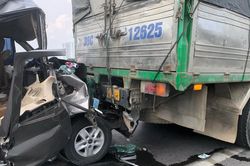 Hà Nội: Xe khách bẹp rúm sau cú tông vào đuôi ô tô tải, 2 người mắc kẹt