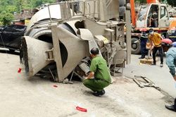 Xe bồn đâm va xe máy và ô tô tại Lào Cai: Người vợ đang mang bầu đã tử vong
