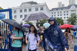 Hà Nội: Thí sinh đội mưa lớn, hoàn tất kỳ thi lớp 10 chuyên