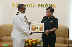 Thượng tướng Hoàng Xuân Chiến tiếp Tùy viên Quốc phòng Nam Phi