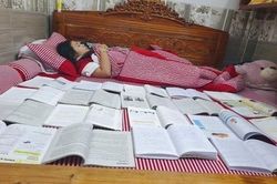 Muôn kiểu ôn thi tốt nghiệp 'bá đạo' của học sinh lớp 12