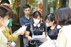 Vụ đề thi ở Hà Nội bị in mờ: Phụ huynh kéo nhau lên Sở GD-ĐT đòi điểm cho con