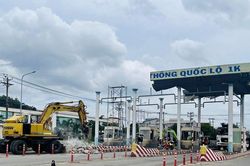 Tháo dỡ 2 trạm BOT bỏ hoang trên Quốc lộ 1K
