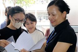 Hơn 2.000 thí sinh thi vào Trường THPT chuyên Đại học Vinh bắt đầu làm thủ tục