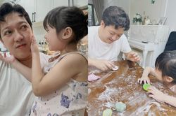 Bố bỉm Trường Giang chơi cùng con, góc nghiêng của ái nữ Destiny lọt vào khung hình 'gây sốt'