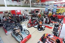 Giá xe máy truyền thống giảm mạnh do cung vượt cầu
