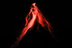 Núi lửa Mayon tại Philippines bắt đầu phun trào dung nham