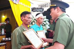 Thứ trưởng Bộ Công an thăm hỏi gia đình nạn nhân vụ nổ súng ở Đắk Lắk