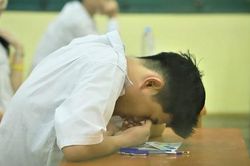 Phụ huynh khiếu nại đề Toán lớp 10 bị mờ, nên chấm theo phương án nào?