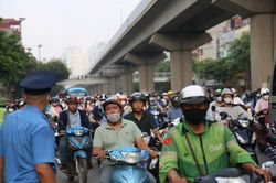 Người dân chật vật dưới nắng nóng vượt 8 'lô cốt' trên đường Nguyễn Trãi