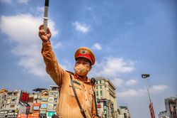 Công an Hà Nội 'phơi mình' bám chốt, điều tiết giao thông dưới nắng nóng
