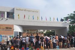 Phòng GD&ĐT nói gì việc phụ huynh xếp hàng qua đêm để nộp hồ sơ
