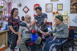 Tặng xe điện cho nghệ sĩ nghèo, di chuyển khó khăn