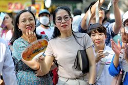 Góc nhìn 365: Trước cổng trường thi