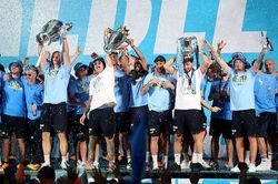 Man City diễu hành mừng công, 100.000 CĐV đội mưa đón cúp