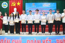 Thưởng hơn 850 triệu đồng cho giáo viên, học sinh giỏi ở Hà Tĩnh