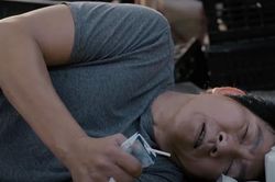 Phân cảnh Lưu (NSƯT Hoàng Hải) ngất xỉu vì bán máu