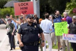 Cựu Tổng thống Donald Trump phải đối mặt với 37 tội danh