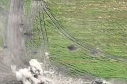 Cận cảnh pháo binh Ukraine nã đạn vào nhóm xe tăng Nga ở Zaporizhzhia