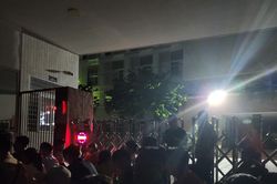 Hàng trăm phụ huynh Hà Nội xếp hàng xuyên đêm nộp hồ sơ cho con vào lớp 1