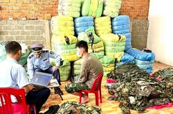 Đắk Lắk: Thu giữ cả nghìn bộ quần áo rằn ri, quân phục không rõ nguồn gốc