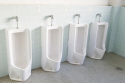 Tên trộm kì dị thích lấy nắp cống trong nhà vệ sinh công cộng ở Nhật Bản