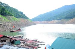 Lòng hồ Thủy điện Bản Vẽ đã xuống sát mực nước chết