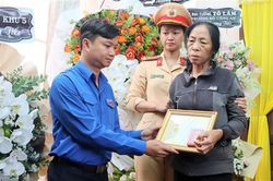 Trao tặng và truy tặng Huy hiệu 'Tuổi trẻ dũng cảm' cho năm chiến sỹ