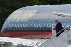 Cựu Tổng thống Donald Trump tới Florida đối mặt với các tội danh hình sự