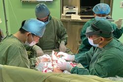 Gần 5 giờ phẫu thuật nối bàn tay bị chém đứt lìa cho người đàn ông
