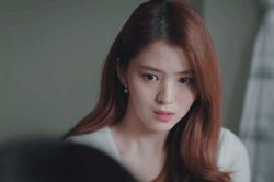 Thấy đồ lạ trong phòng mẹ chồng, mang sang hỏi hàng xóm thì tôi quặn đau khi biết được lòng dạ của anh chị chồng