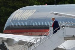 Cựu Tổng thống Trump đến Florida, chuẩn bị đối mặt với cáo buộc hình sự