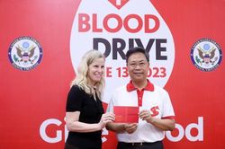 Phó Đại sứ Hoa Kỳ tham gia hiến máu nhân đạo