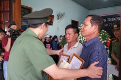Trao Bằng Tổ quốc ghi công cho thân nhân 6 liệt sĩ ở Đắk Lắk